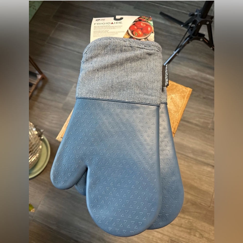 NWT Frigidaire Sasha Cotton and Silicone Oven mitts in Denim Blue Set of 2